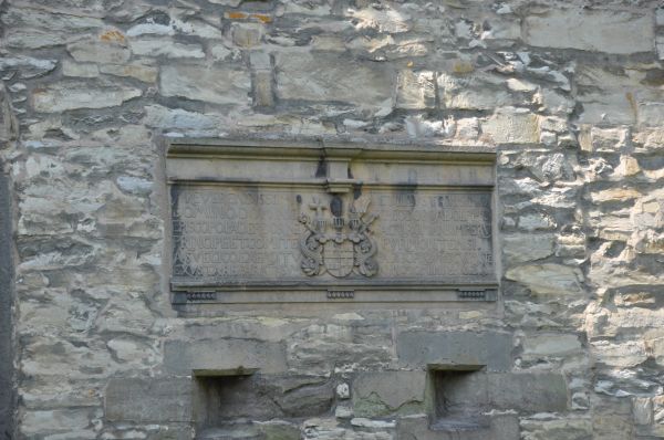 Inschrift neben dem Eingangstor zum Burginnenhof (1658)